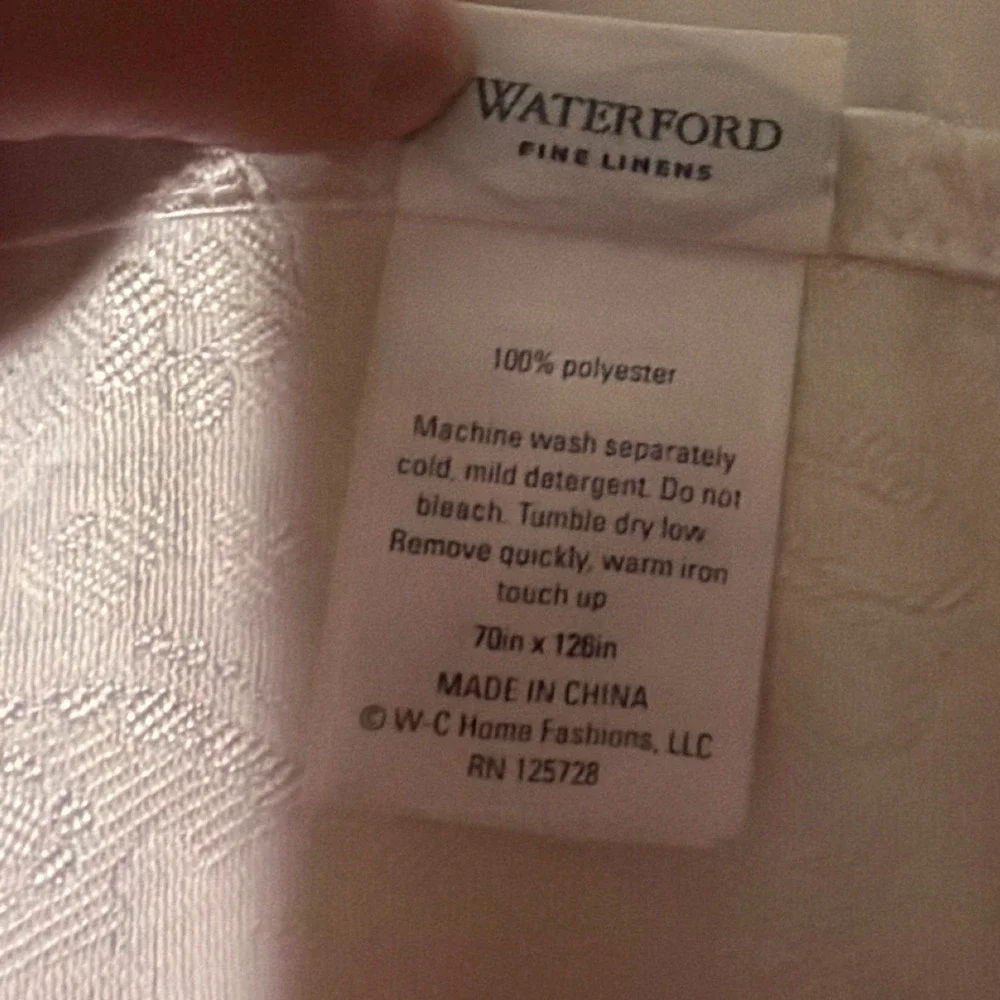 Waterford Fine Linens White Paisley Damask Rectangular Tablecloth‎ 70x126